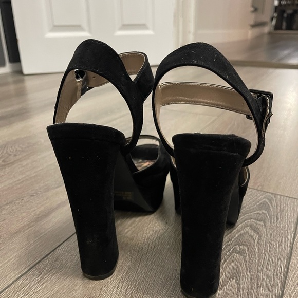 Black heels size 8 - Picture 3 of 4